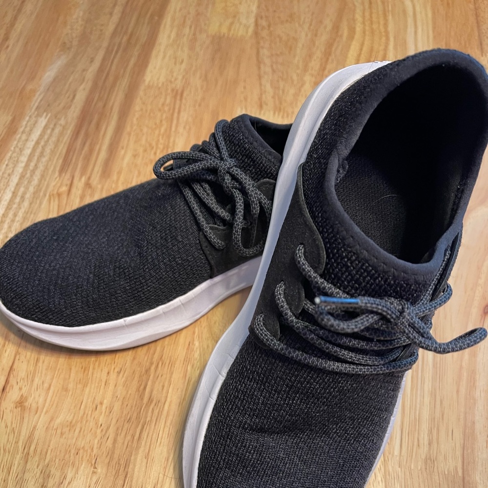 Vessi Waterproof Sneakers!  Size 9 - black